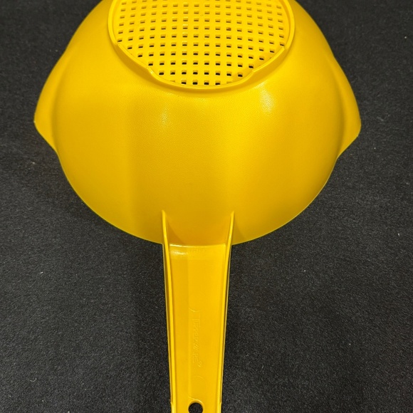 Vintage TUPPERWARE Yellow 2 Quart Strainer Colander with Handle #1523-8 - Picture 1 of 6